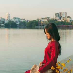 Alternative view of Áo dài lụa đỏ